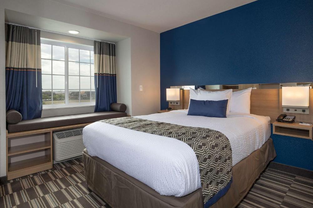 Studio Suite With One Queen Bed and West View - Non-Smoking interior