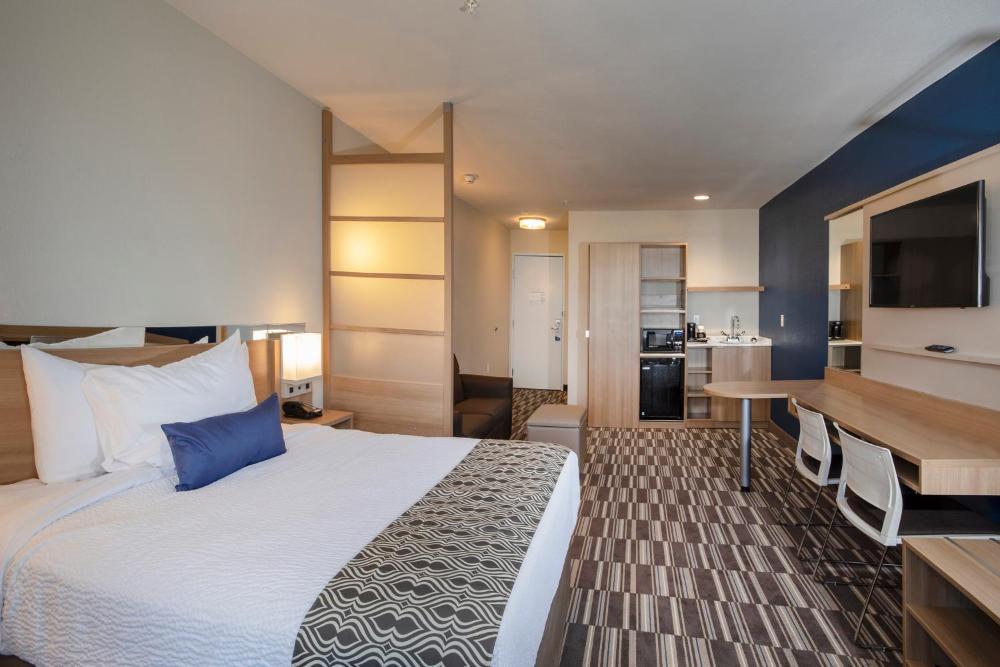 Studio Suite with One Queen Bed - East View - Non-Smoking interior
