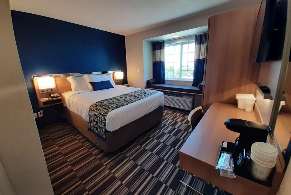Queen Room with One Queen Bed - Mobility Accessible - Tub with Grab Bars - West View - Non-Smoking interior